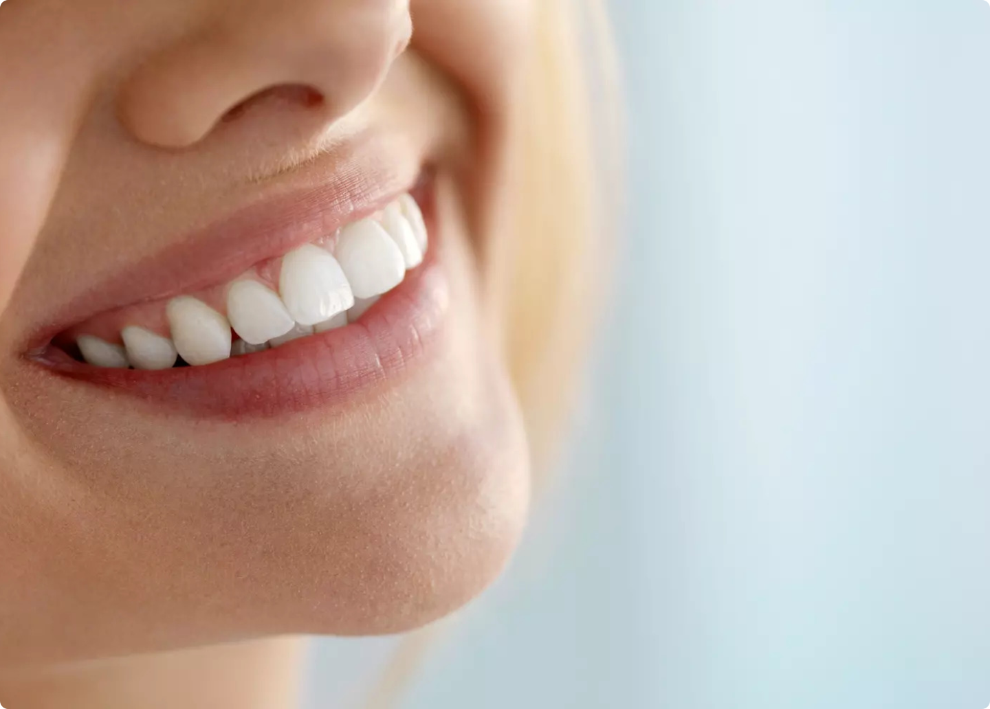 Gros plan sur un sourire aux dents blanches